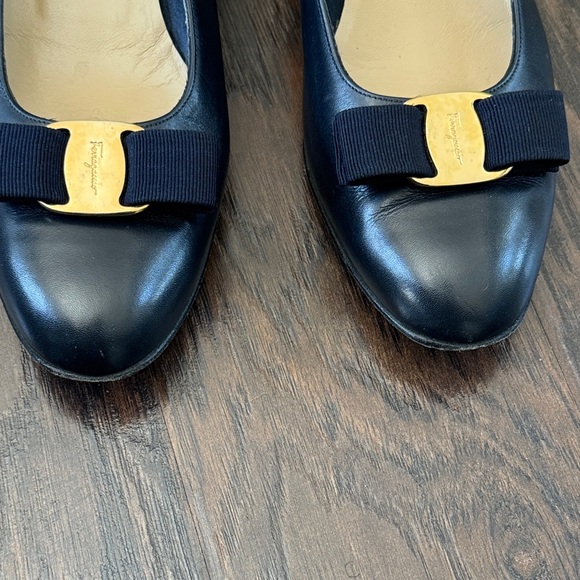 Salvatore Ferragamo Vintage Navy Leather Flats with Gold Accent, Sz 9.5, EUC - Picture 4 of 10